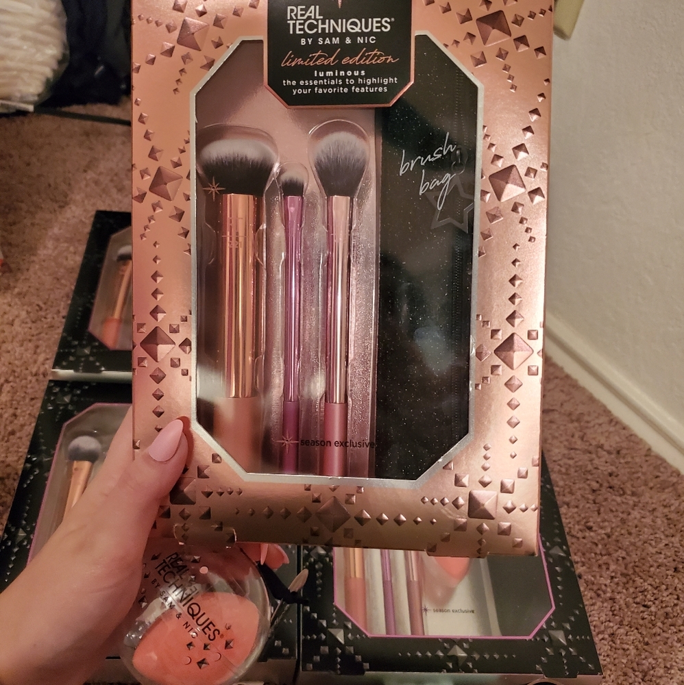 Real techniques make up brush set witu sponge